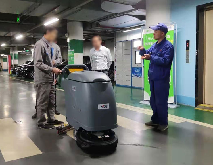 旭潔售后工程師在培訓(xùn)旭潔洗地機(jī)的使用注意事項